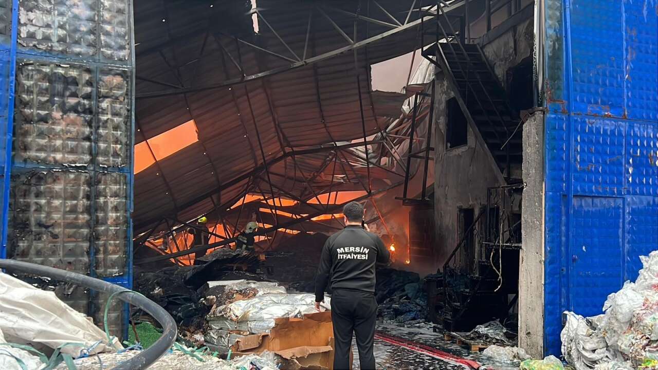 Geri dönüşüm fabrikasında yangın! Çok sayıda ekip sevk edildi 4